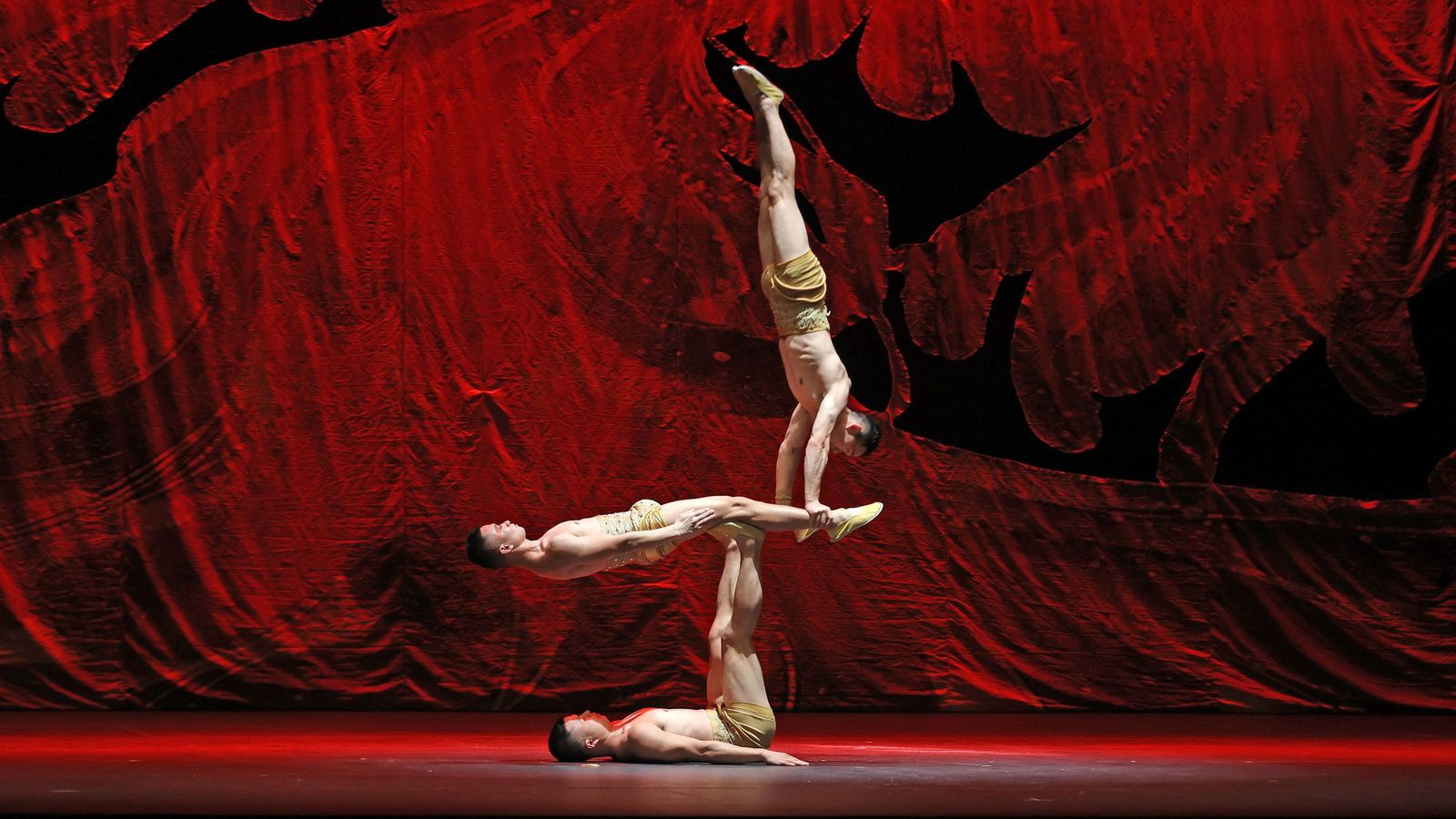 Imágenes del 'Gran Circo Acrobático de China' en el Teatro Villamarta
