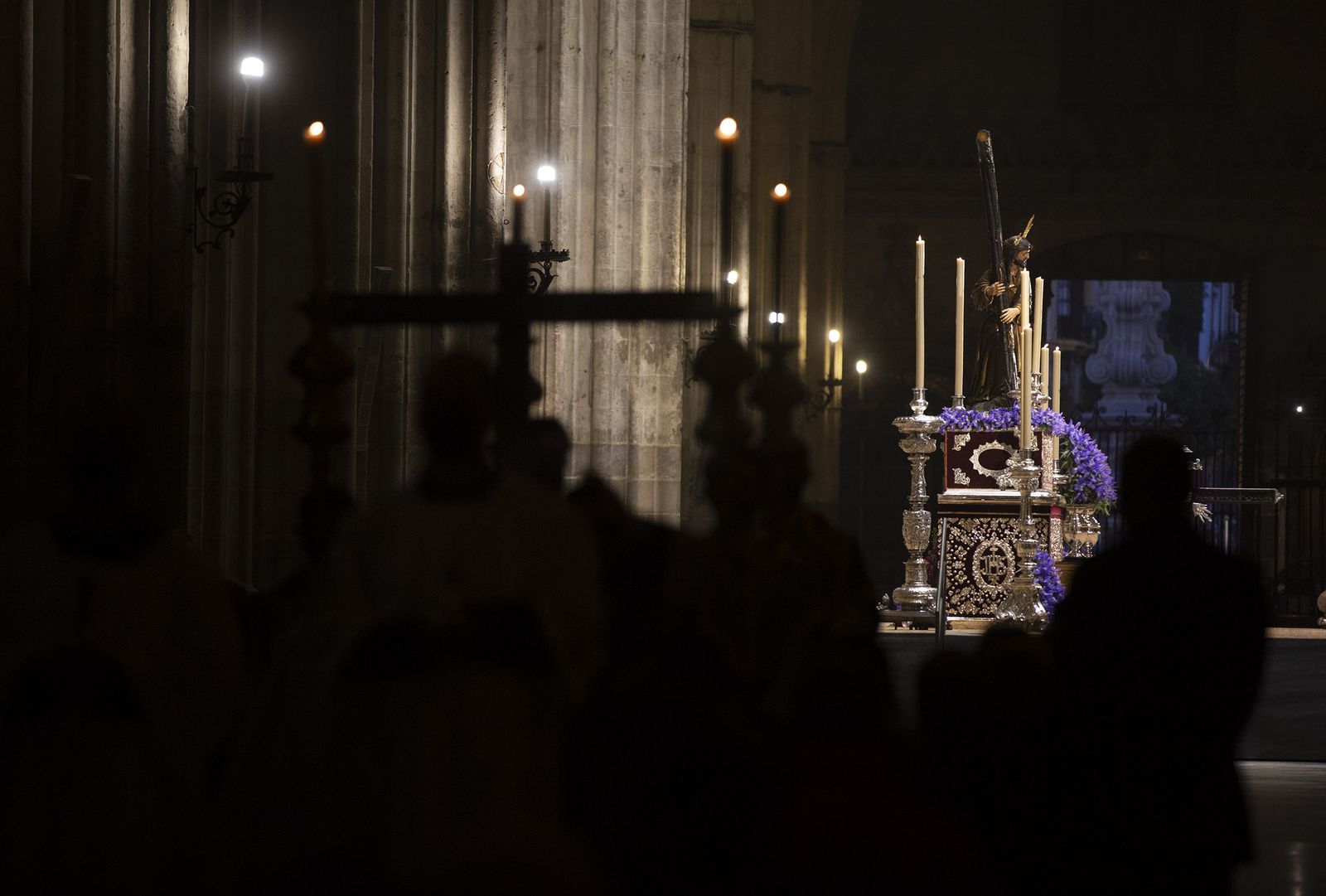 El Vía Crucis de las Hermandades, en imágenes