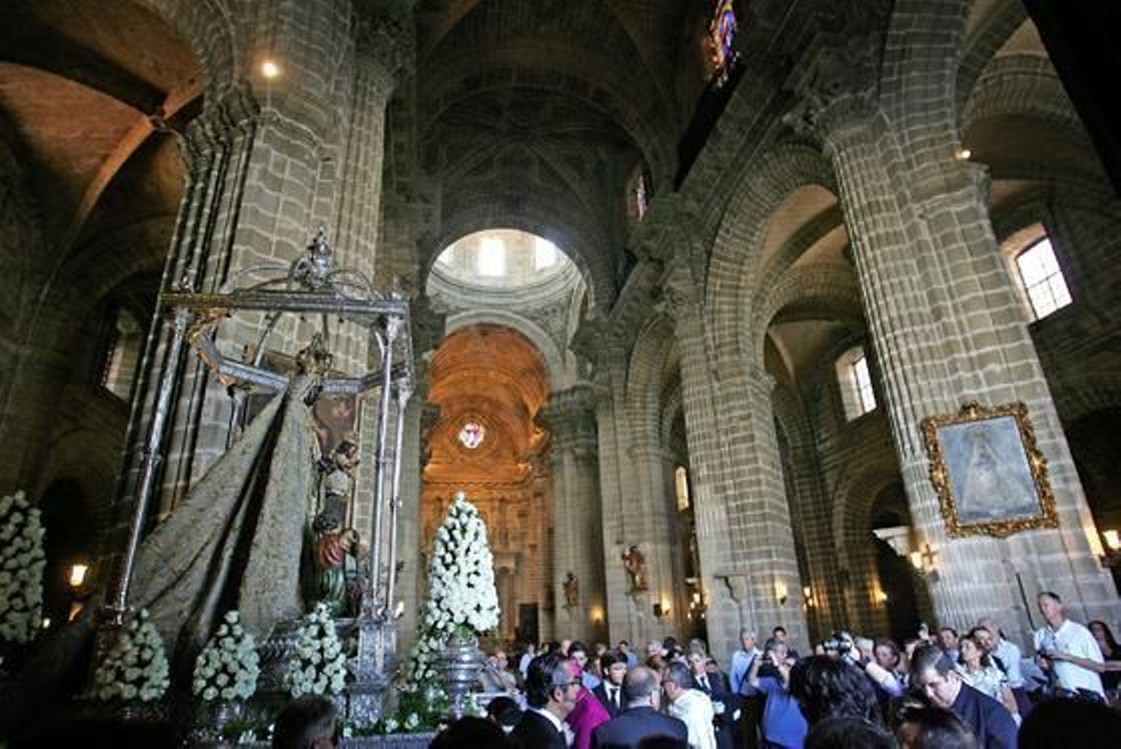 La imagen de Nuestra Señora de la Merced ha procesionado de regreso a su basílica tras una misa pontifical oficiada en el primer templo diocesano y presidida por el prelado José Mazuelos. 

Foto: Pascual