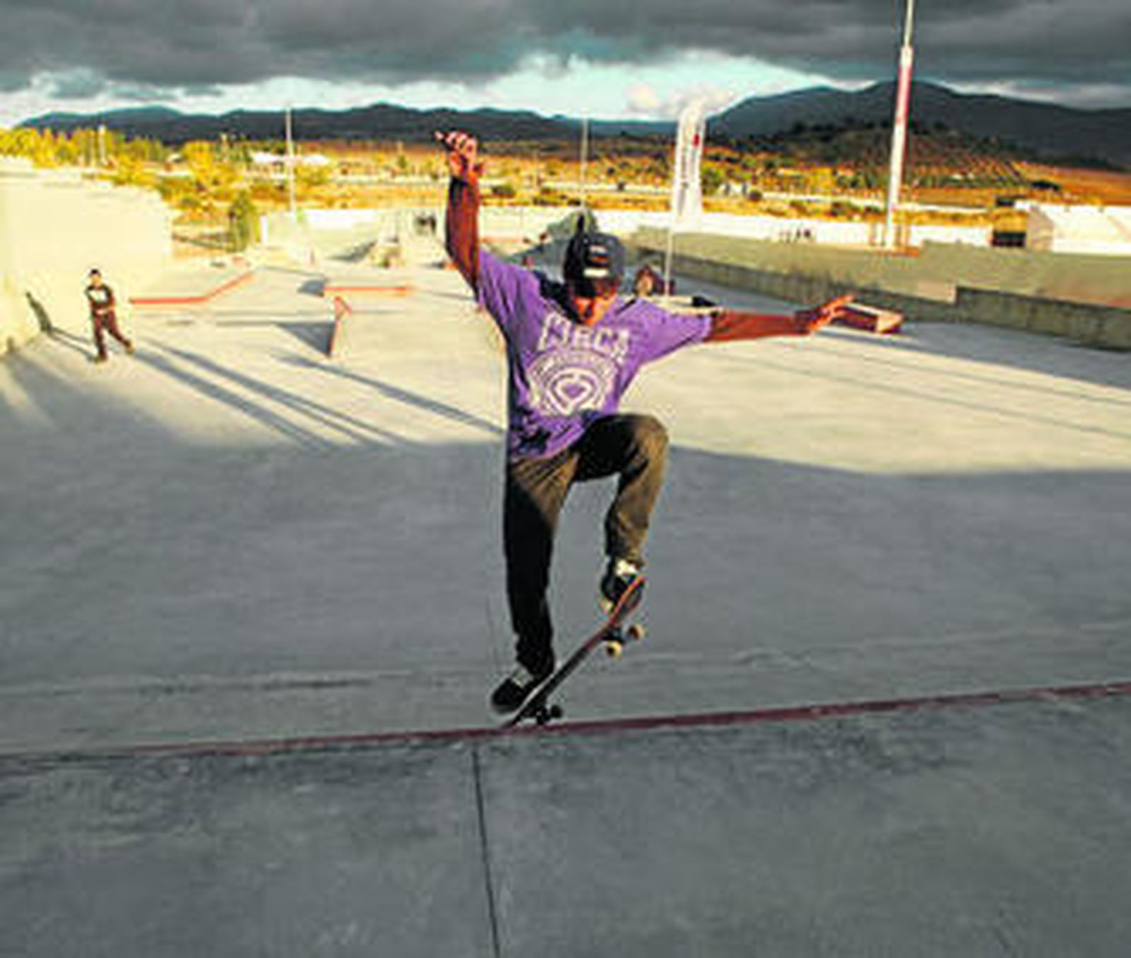 Un joven practica patinaje en las nuevas instalaciones.
