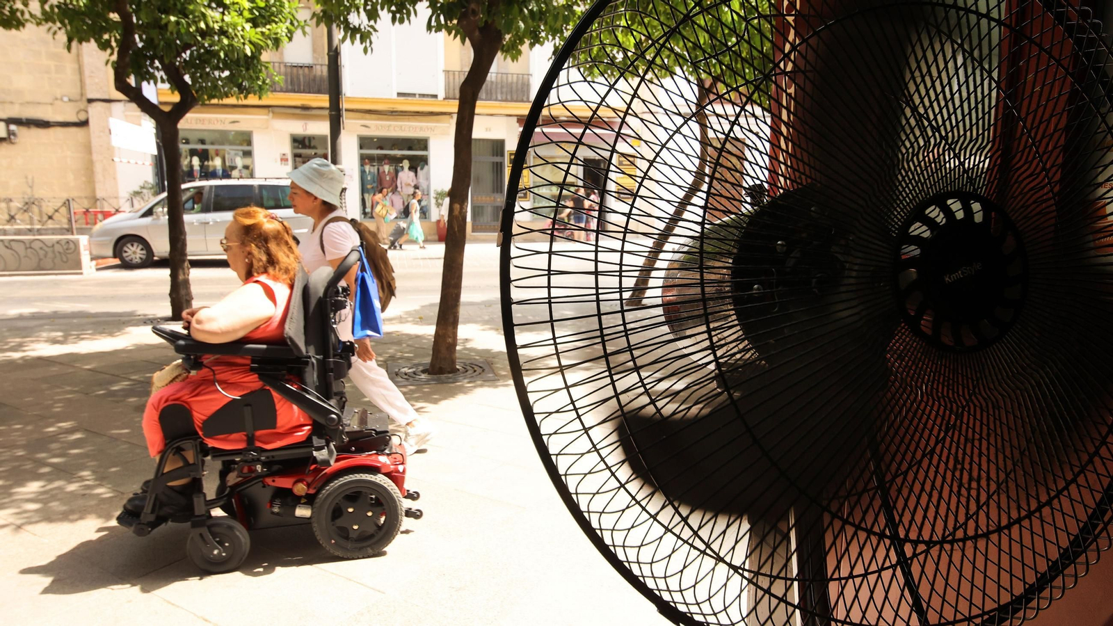 Un ventilador en funcionamiento desde primera hora de la mañana en un establecimiento de Jerez Un ventilador en funcionamiento desde primera hora de la mañana en un establecimiento de Jerez
