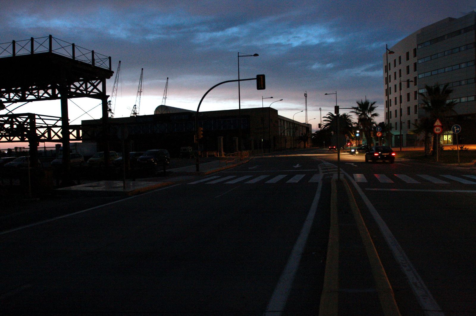 Una calle completamente a oscuras.