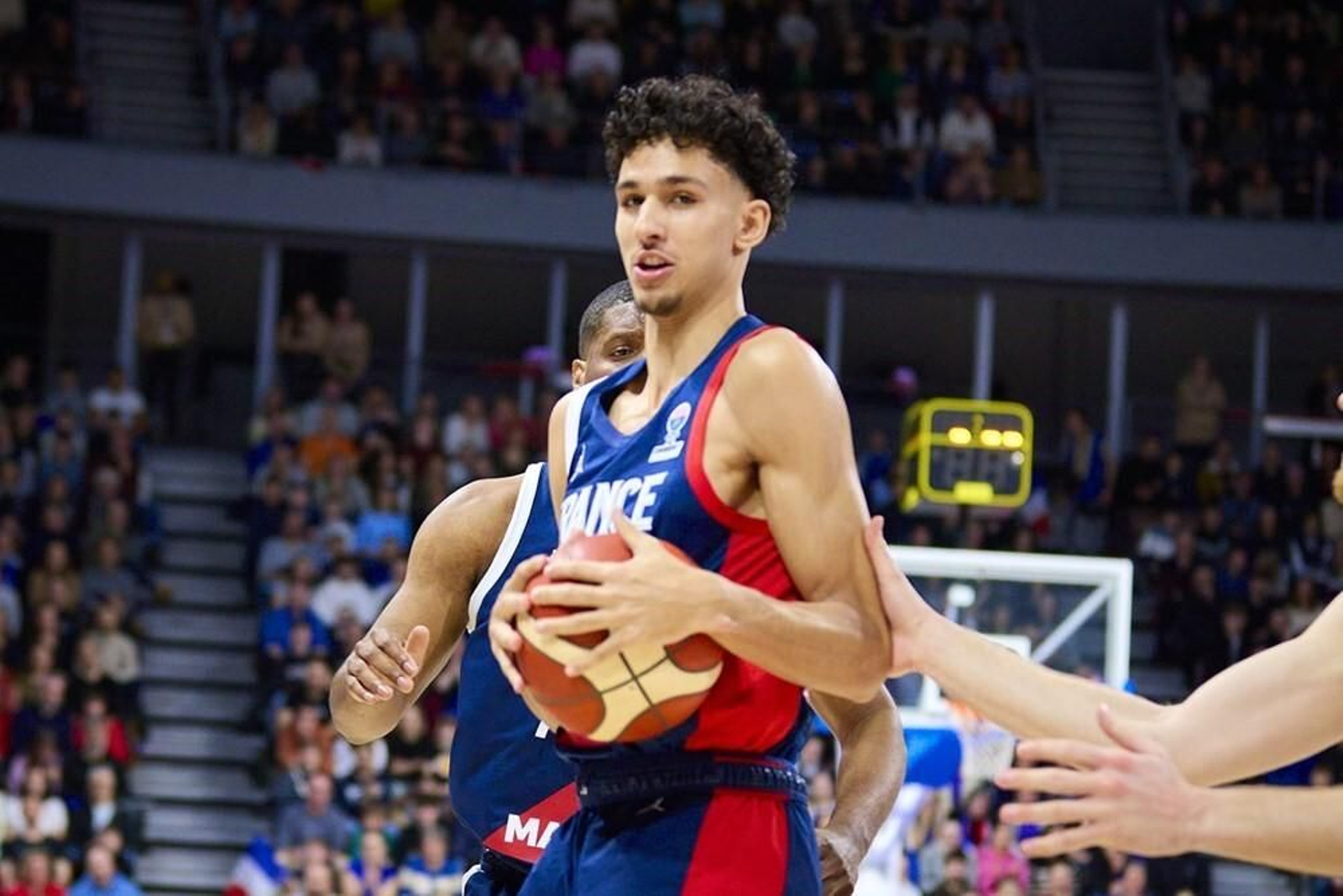 Zaccharie Risacher, con Francia.