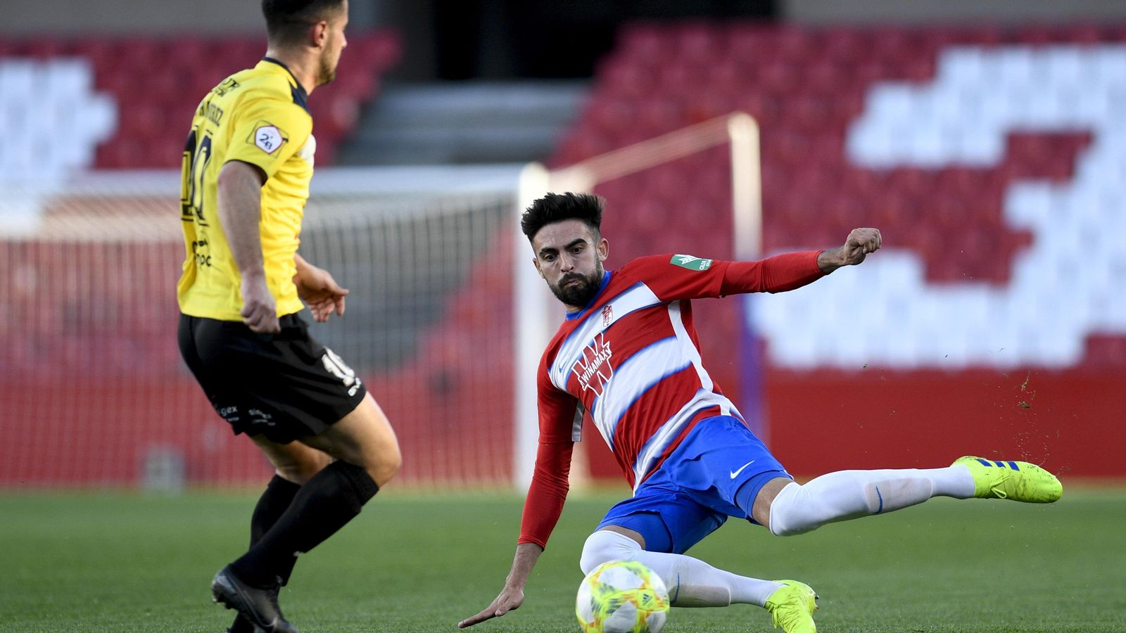 Héctor se lanza al suelo para cortar un balón durante un encuentro