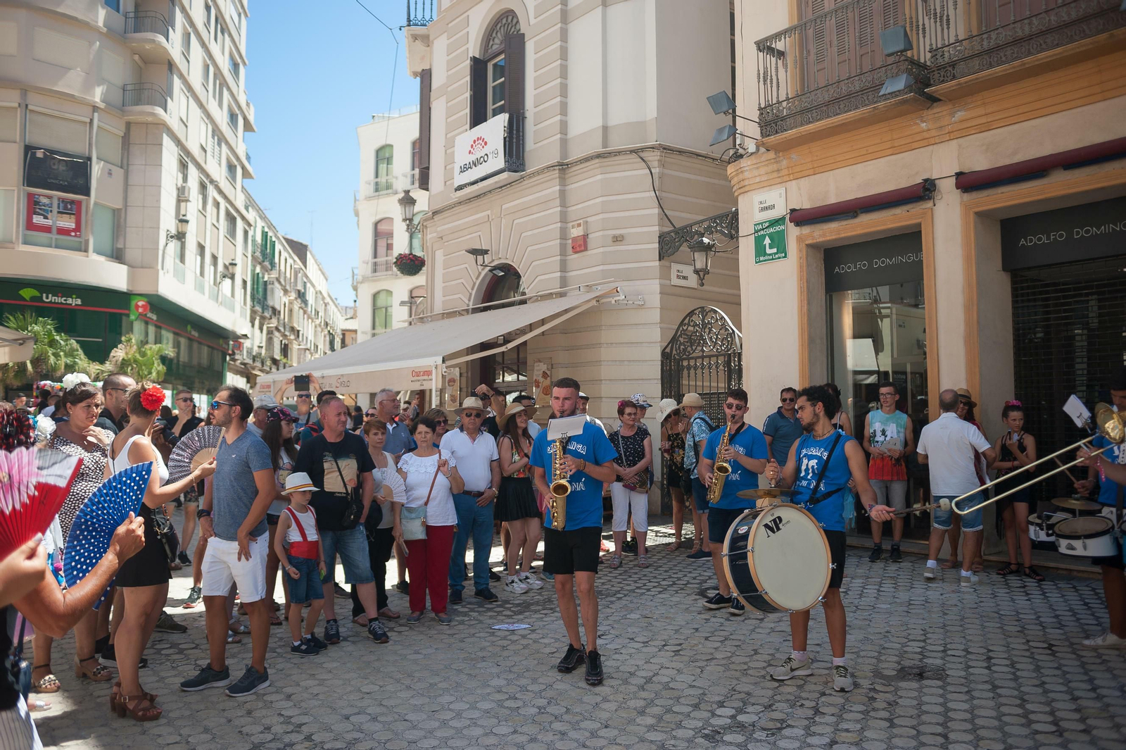 La charanga No ni ná anima la calle Granada.
