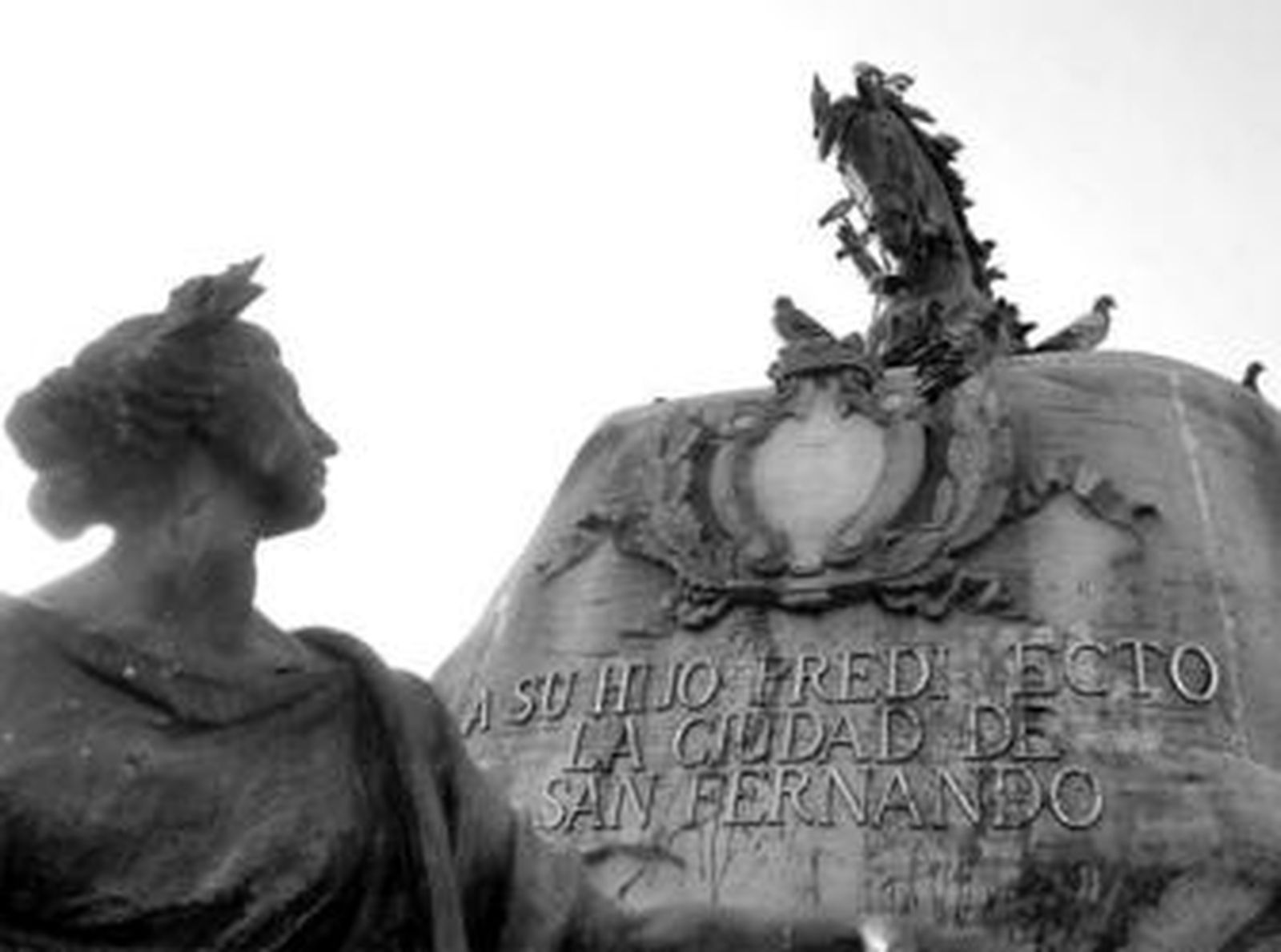 Imagen de la peana de la estatua de Varela manchada con pintura, en un acto vandálico.