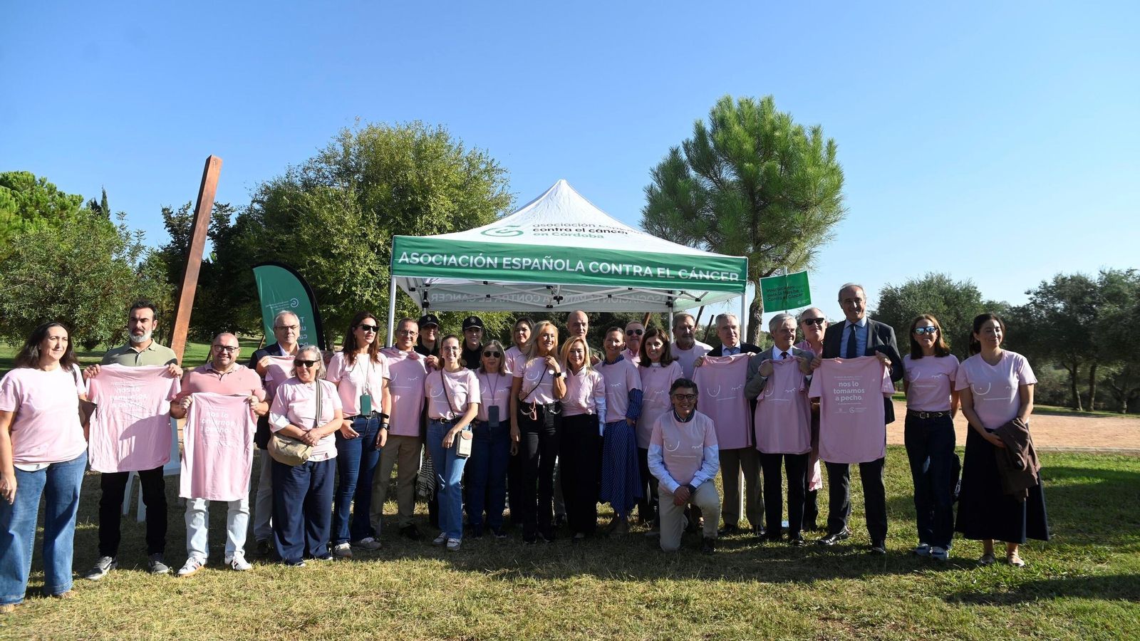 Miembros de la AECC y representantes institucionales.