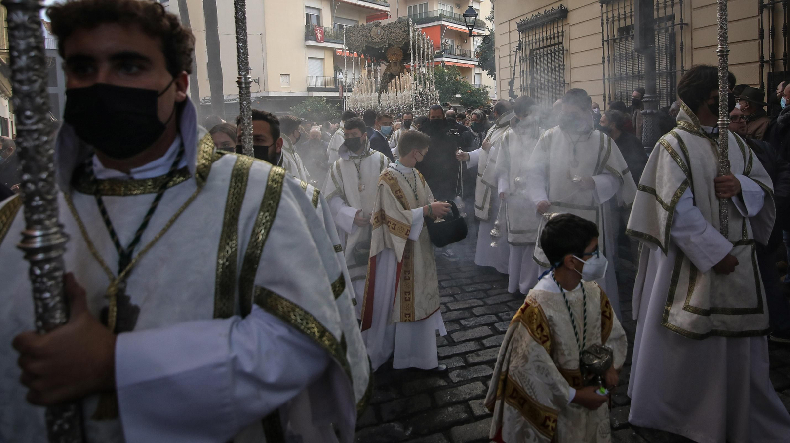Gran ambiente cofrade en el traslado de la Virgen de la Esperanza a la Catedral