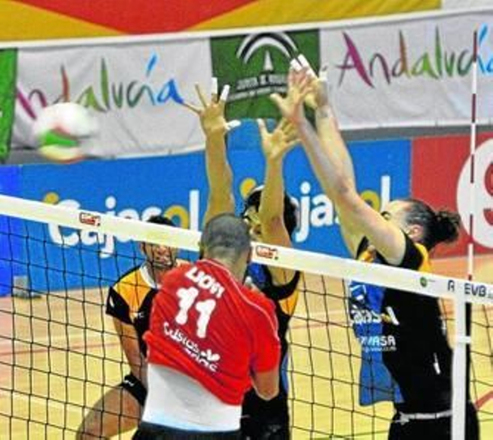 Aguilera y Fran Ruiz bloquean el remate de Liovi, del Tenerife Sur.