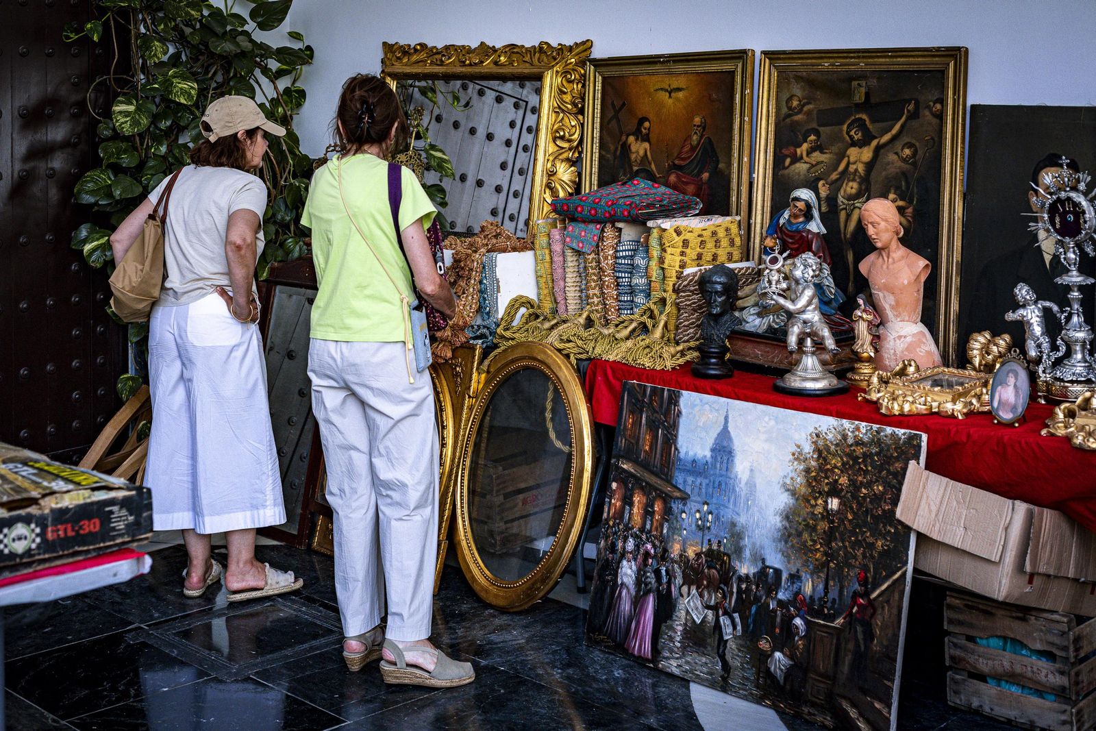 Imágenes del curioso mercadillo de antigüedades en el convento de Santo Domingo en Cádiz