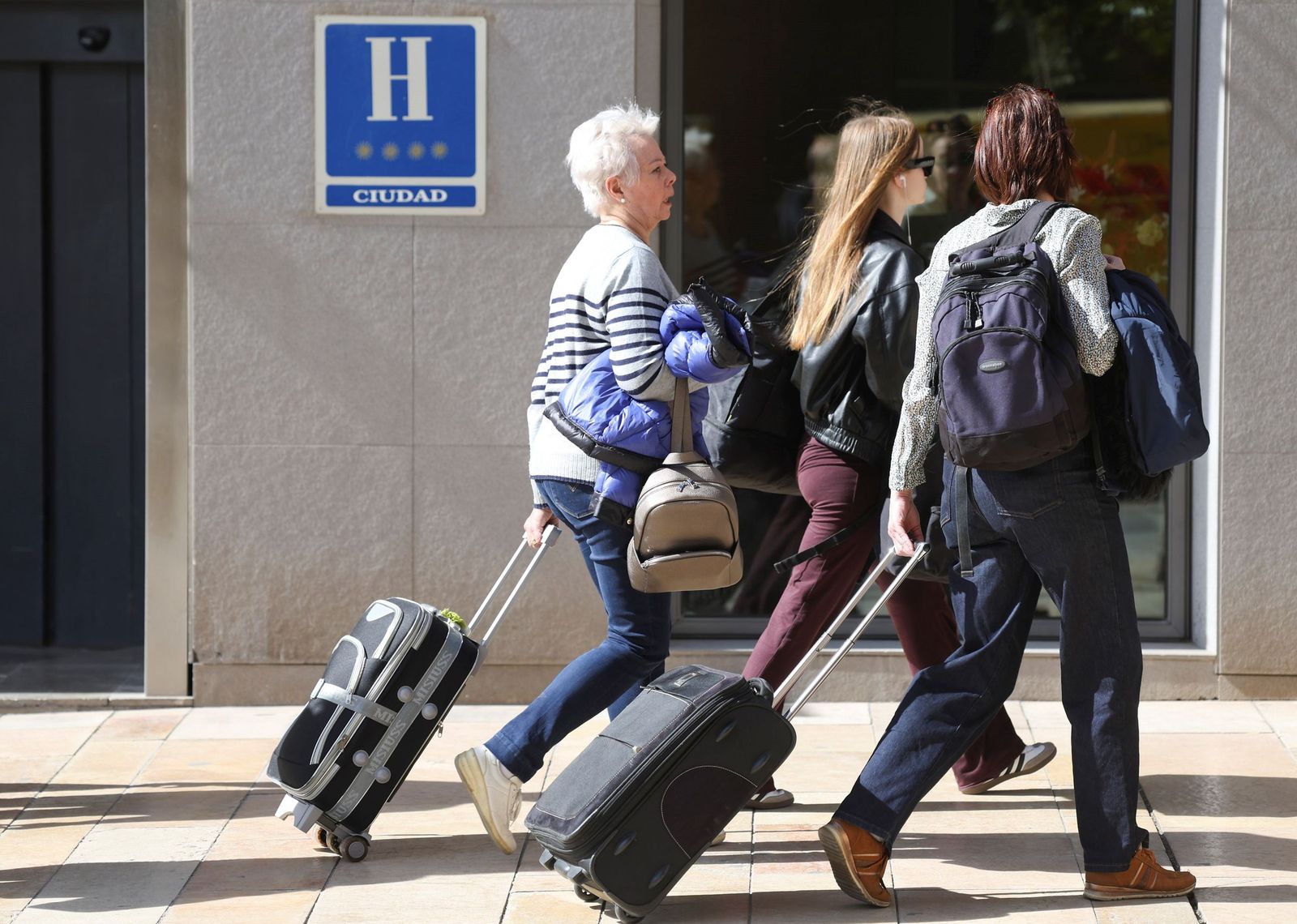 Turistas caminando por Málaga