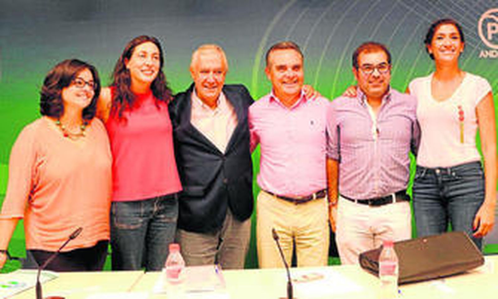 Silvia Heredia y Andrés Parrado (primera y segundo por la derecha), novedades en el PP de Sevilla.