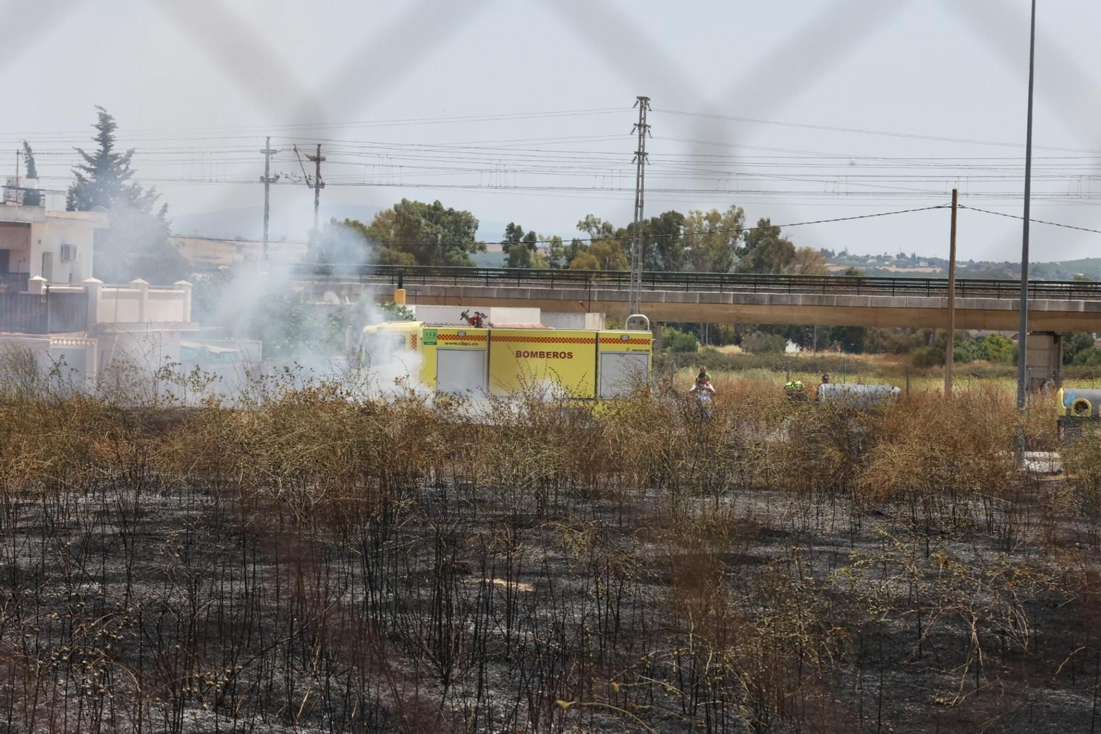 Incendio de pastos junto a la avenida de Espera en Jerez