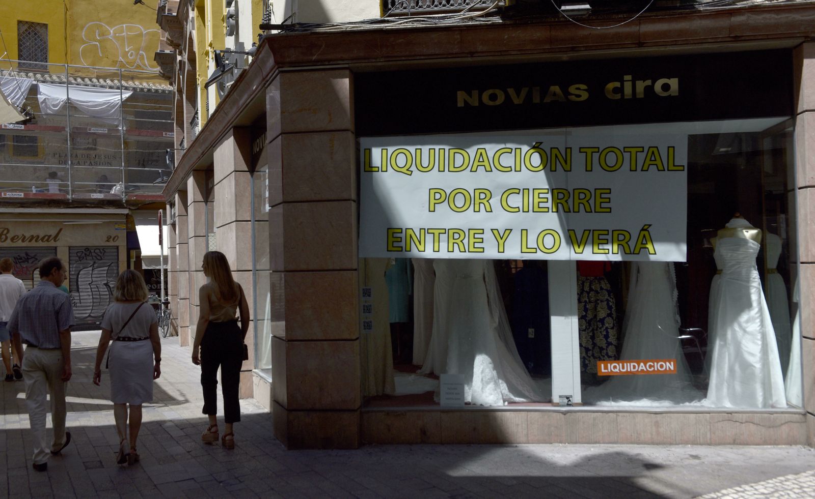 Los carteles de liquidación en la tienda de Novias Cira, en la Plaza del Pan.