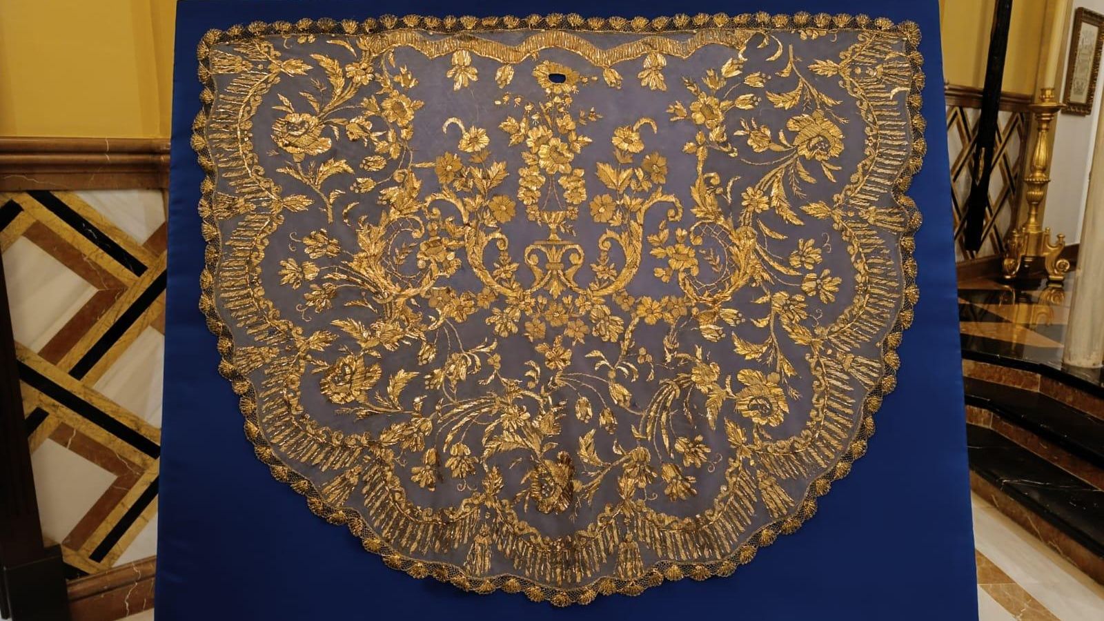 Toca de sobremanto para la Virgen de los Dolores, de La Algaba.