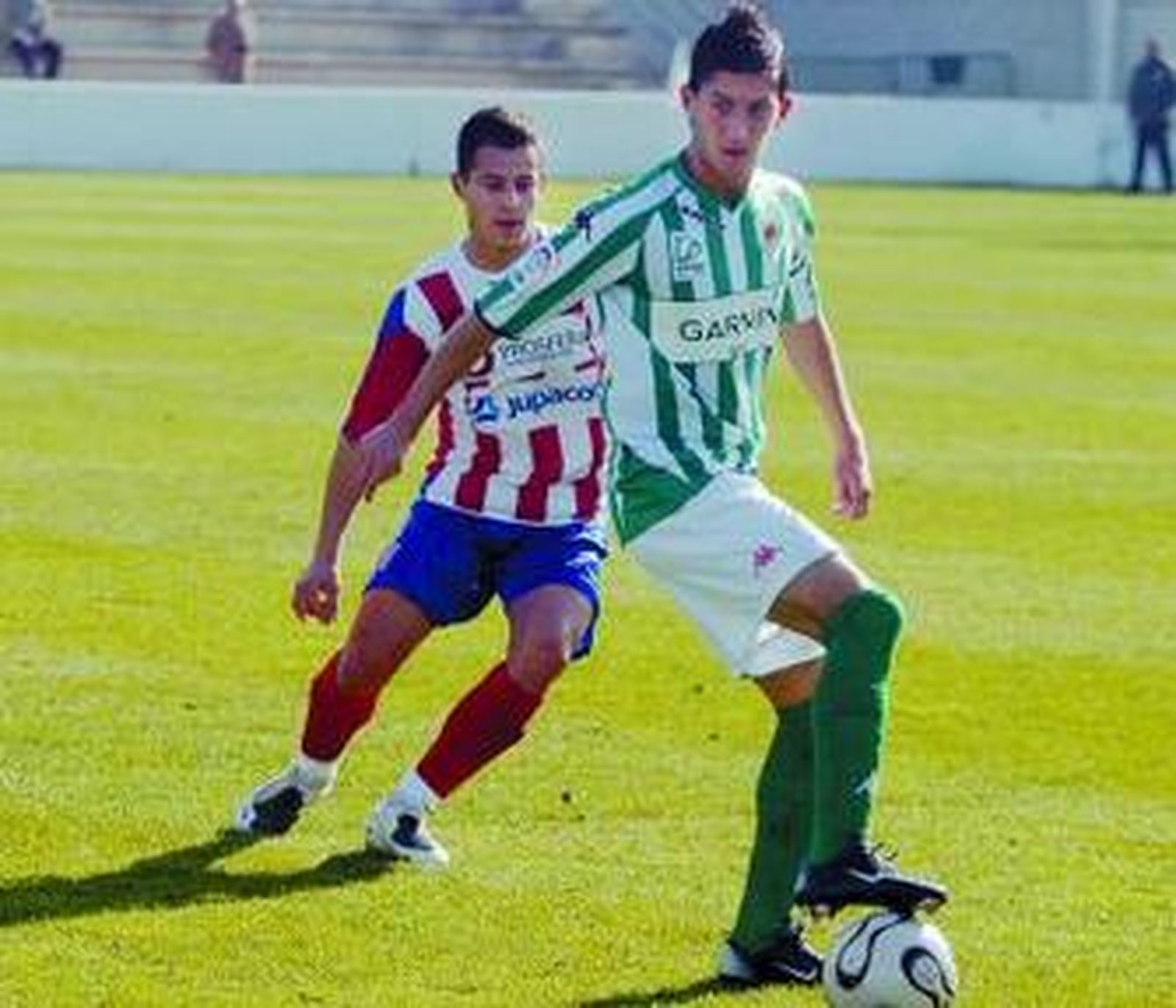 Fran Machado controla el balón ante el bastetano Durán.