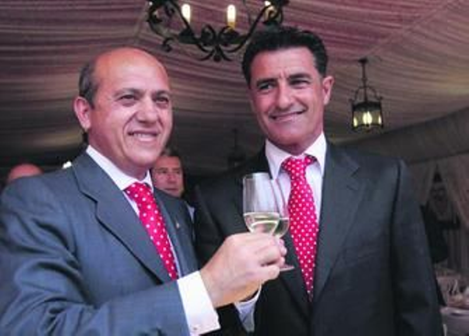 Del Nido y Míchel, con corbatas rojas casi idénticas, brindan en la caseta de la Peña Sevillista Macarena.