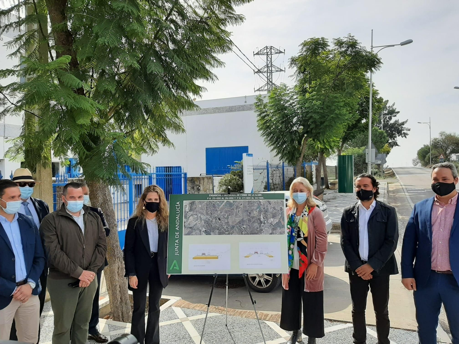 La delegada del Gobierno Andaluz, Ana Mestre, junto a la responsable de Fomento y los alcaldes de Medina y Paterna.