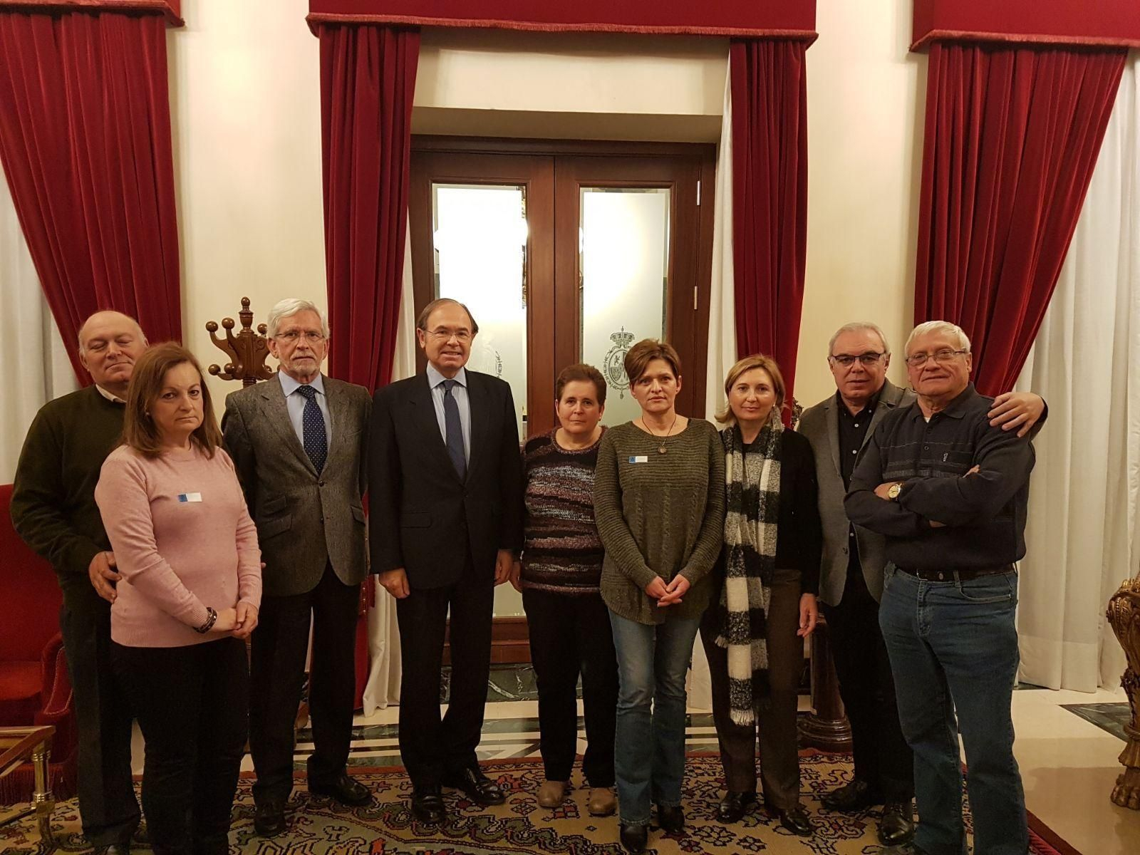 Pío García Escudero y Joan Lerma, junto a las familias afectadas por las retenciones en los campamentos saharauis.