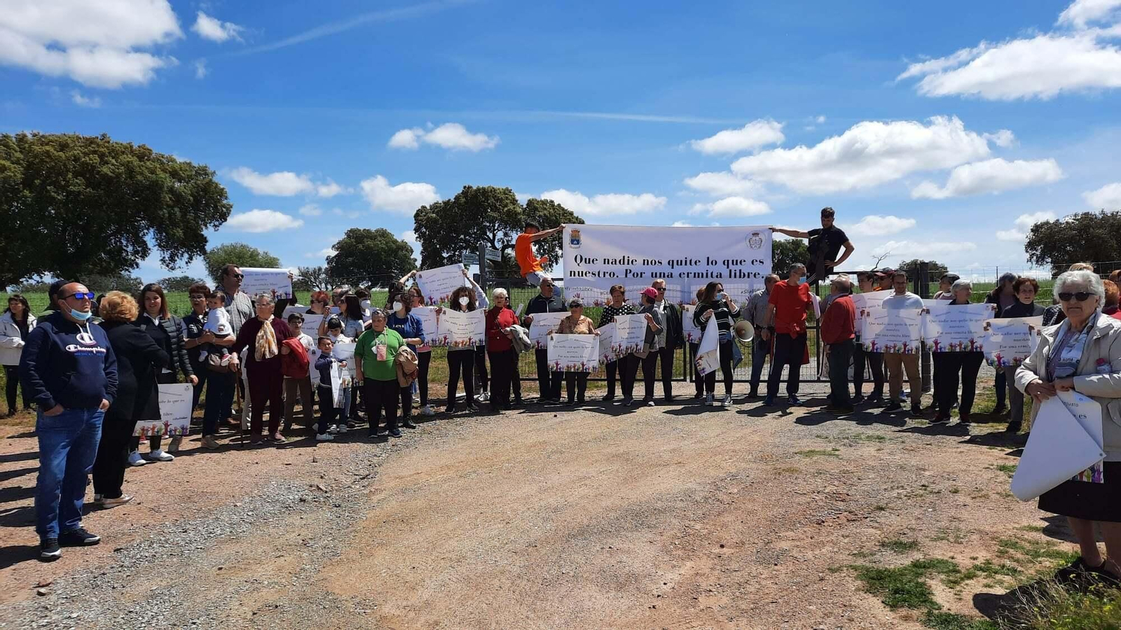 Los vecinos de Valsequillo, ante la cancela.