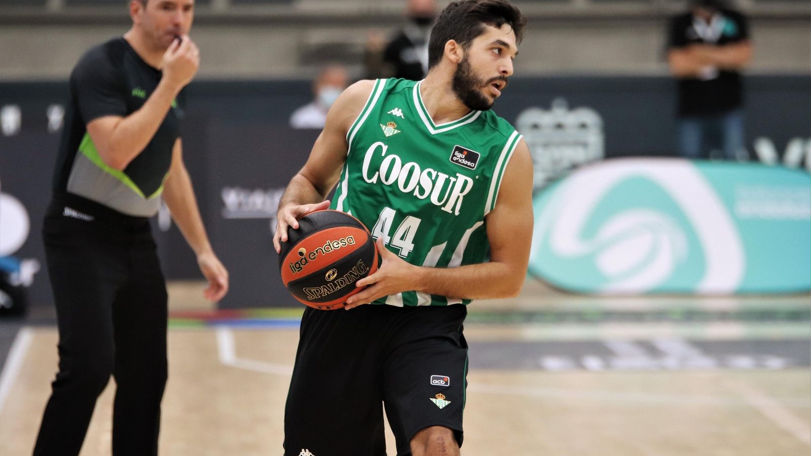 Pepe Pozas, en acción con el Coosur Betis durante el encuentro ante el Unicaja.