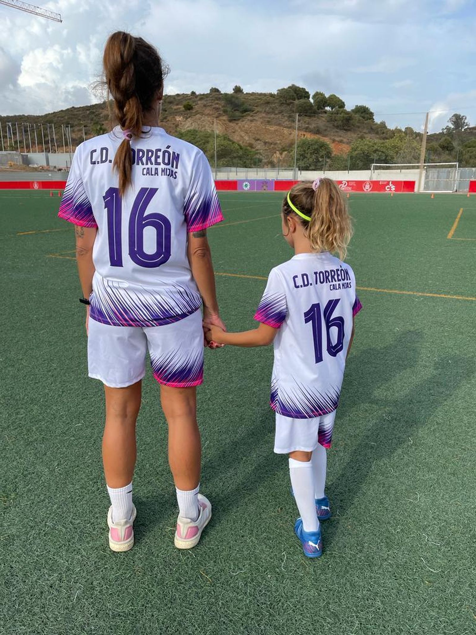 Dos jugadoras de diferentes categorías del C.D. Torreón Cala Mijas