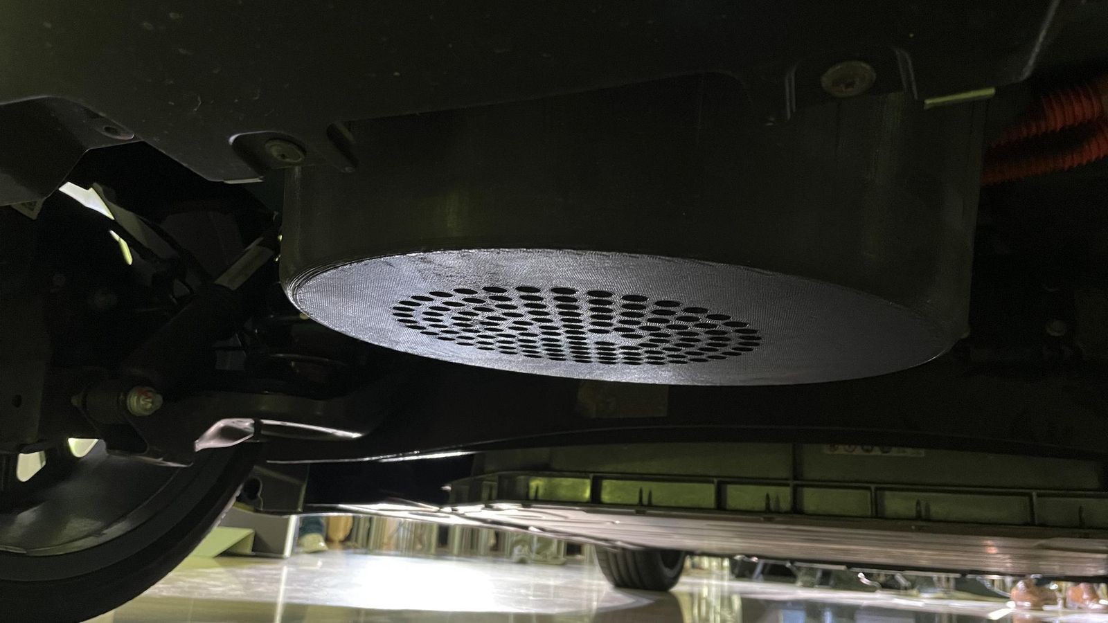 Este es el altavoz del Sound Generator, situado por debajo del maletero. Con el ruido que se emite por él se intenta emular el de los motores de gasolina.