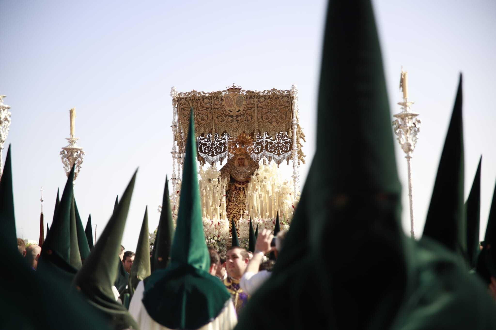 La Esperanza de Triana regresa al antiguo arrabal sobre un río de capirotes verdes.