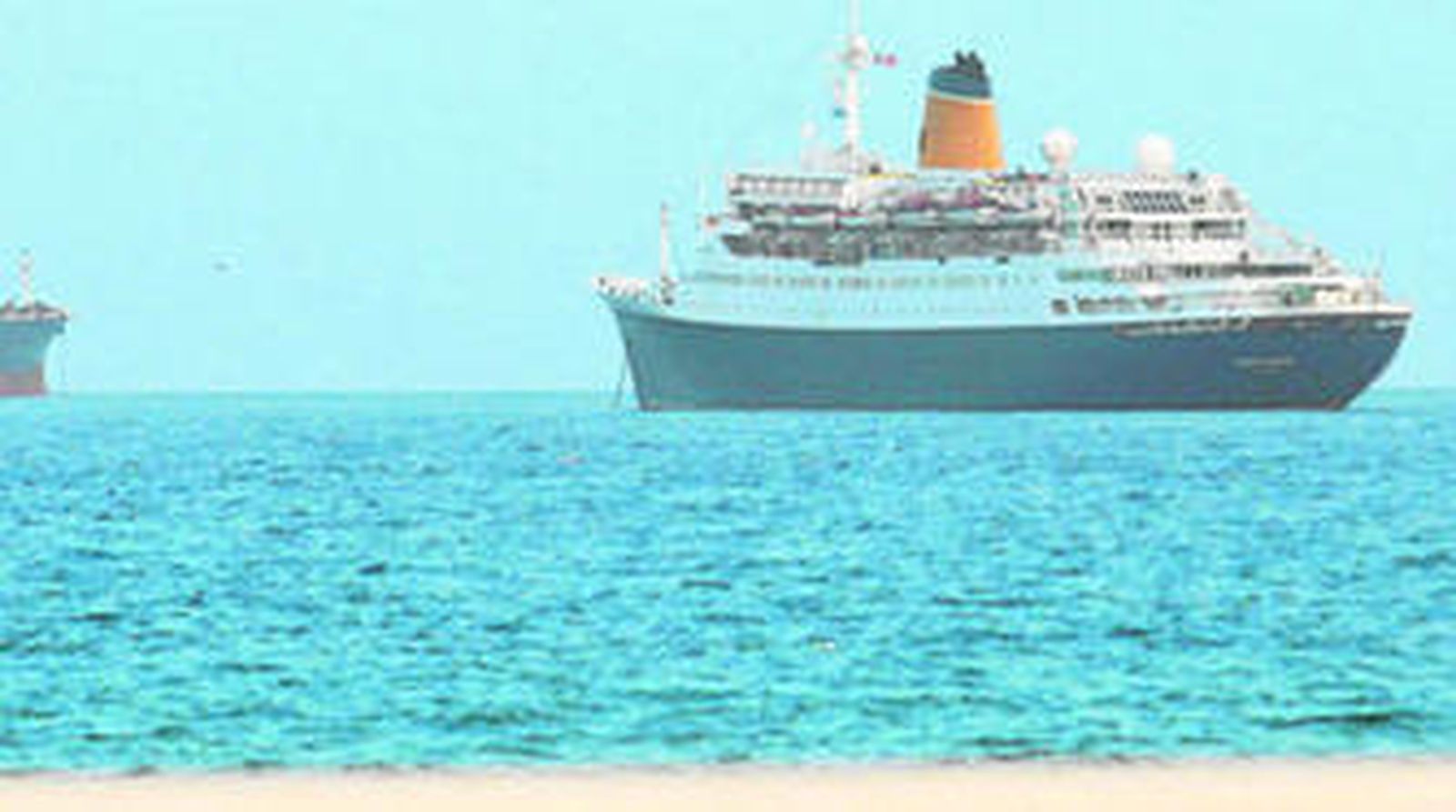 El crucero 'Saga Rose' aguarda frente al litoral de levante de La Línea a que su naviera decida qué hacer con él.