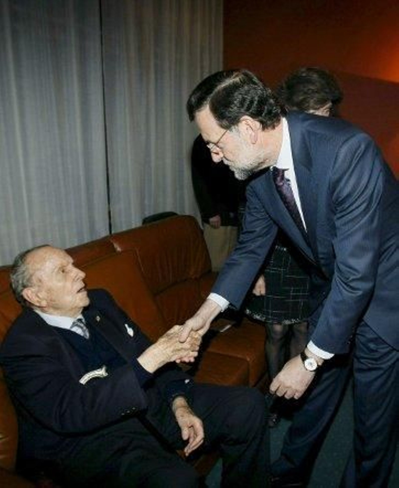 Rajoy dice que Zapatero intenta "presionar" al Supremo respaldando a Garzón