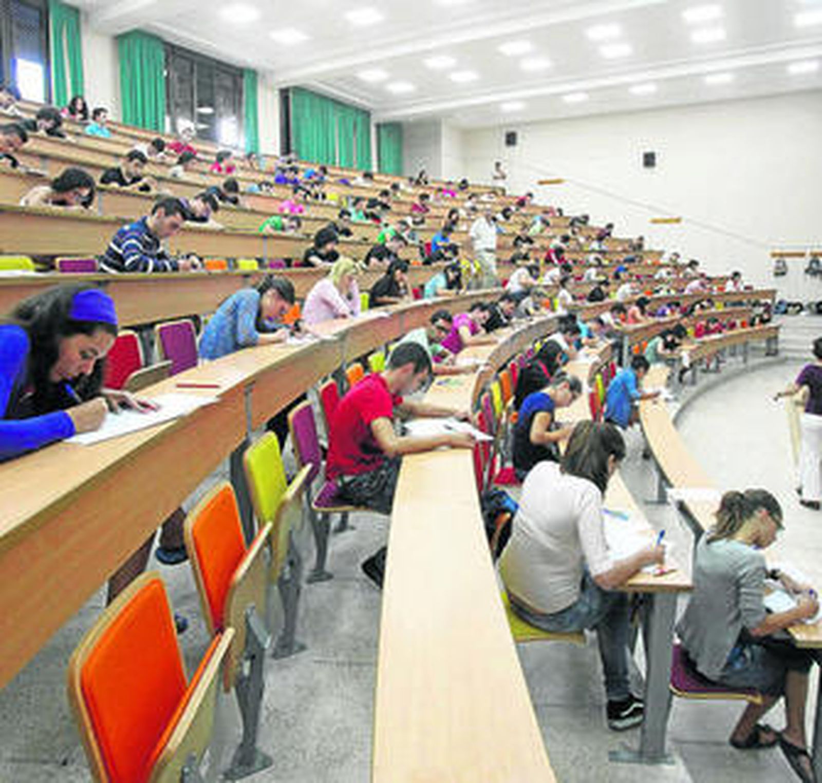 Un grupo de alumnos en un aula de la Facultad de Medicina de Cádiz.