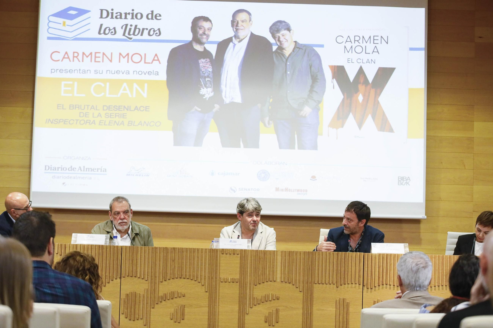 Carmen Mola presenta su libro "El clan" en la Casa de las mariposas de Almería, en imágenes