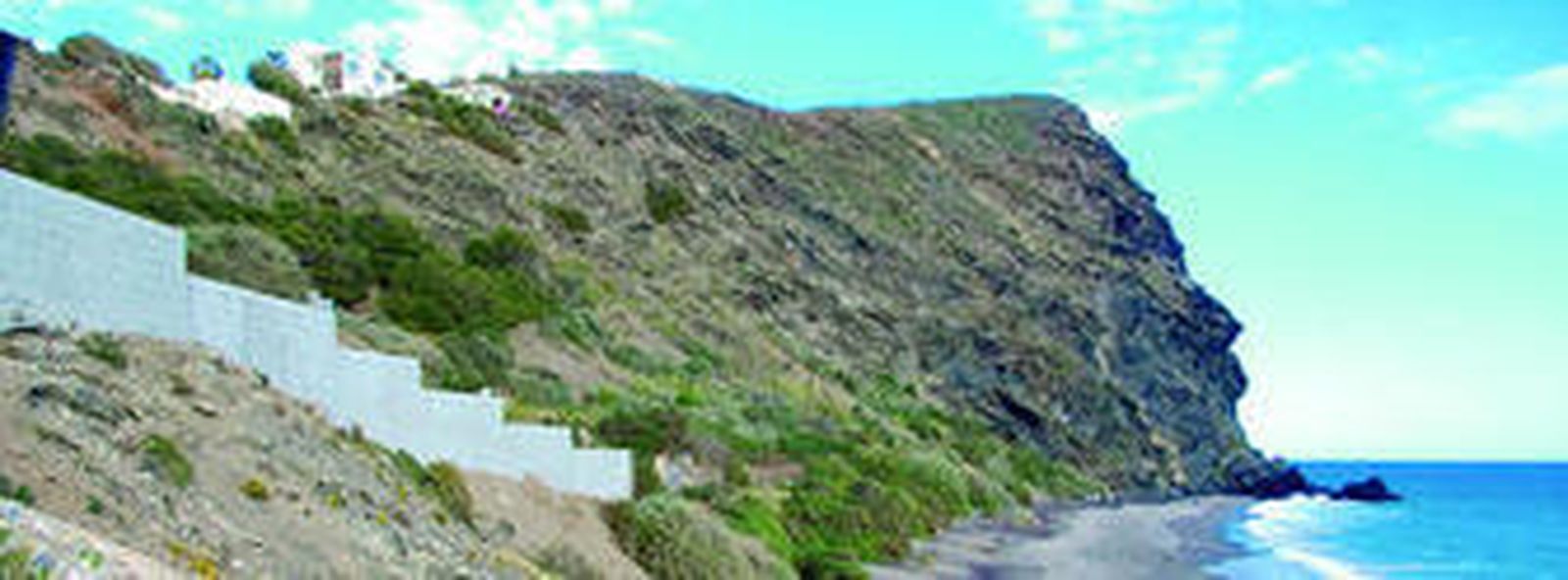 Un muro de hormigón junto a la Joya