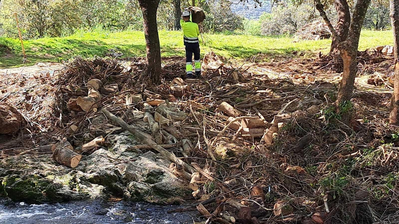 Limpieza y restauración del Huéznar en San Nicolás del Puerto tras los daños de la borrasca Nelson