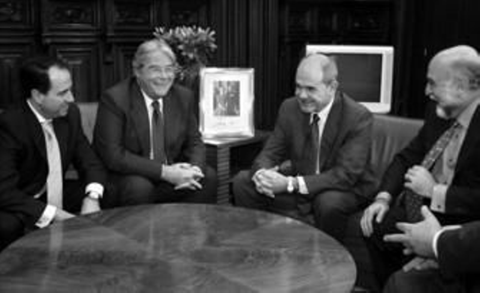 El presidente de la Junta de Andalucía, Manuel Chaves, en una reunión reciente con el presidente de los empresarios de Córdoba, Luis Carreto.