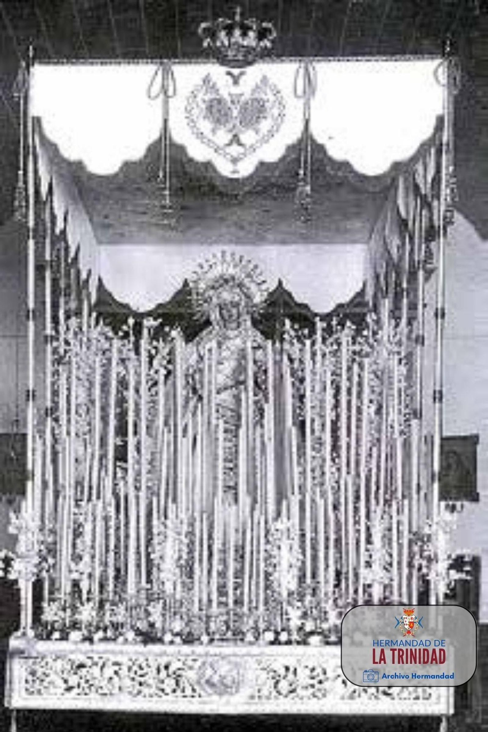 La Esperanza de la Trinidad antes de salir el Jueves Santo de 1924