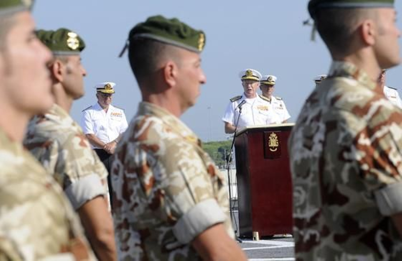 El buque Galicia parte de la Base Naval de Rota con rumbo a Somalia para sumarse a la operación Atalanta. 

Foto: Borja Benjumeda