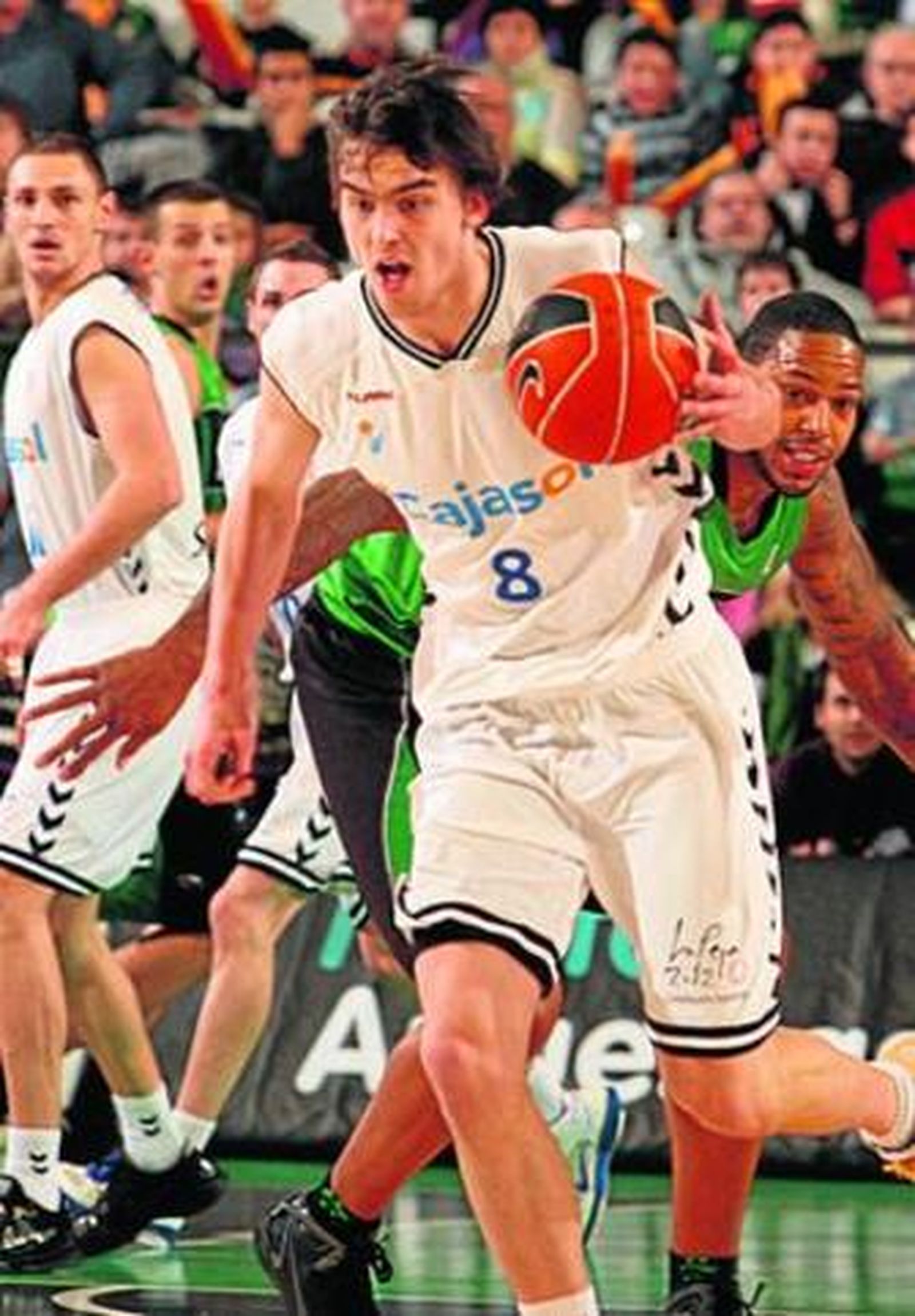 Satoransky se lleva el balón ante McDonald tras robárselo al propio pívot verdinegro.