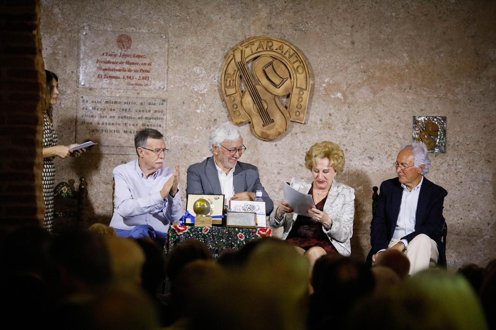 Entrega de Anagrama de Oro y Brillantes de la Ciudad de Almería a Andrés Caparrós en imágeness