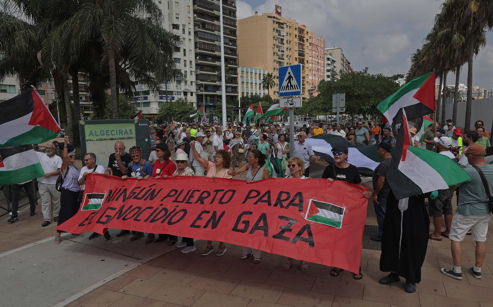 Fotos de la manifestación contra el uso del Puerto de Algeciras, para las operaciones de abastecimiento de Israel en la guerra con Gaza