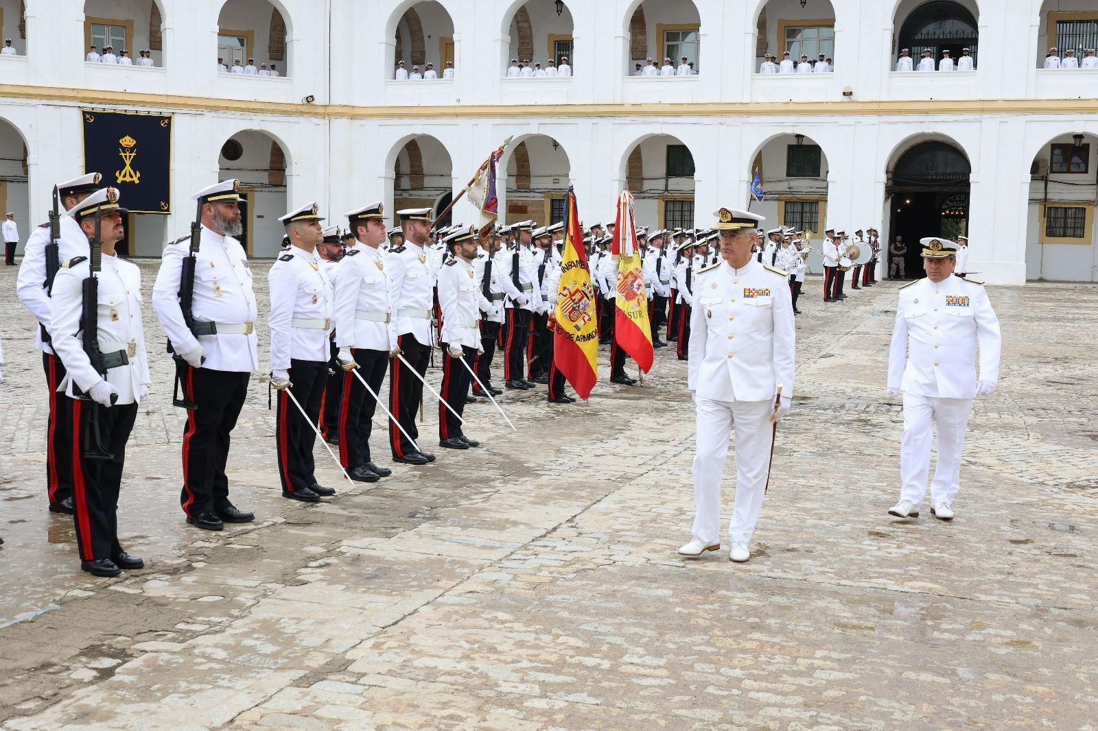 Las imágenes de la visita del AJEMA a las unidades de Infantería de Marina en San Fernando