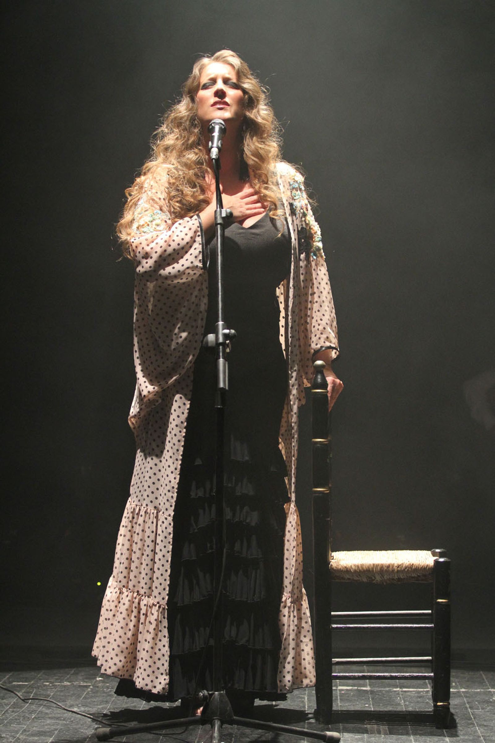 La bailaora Manuela Carrasco se mueve por el escenario de la Casa Colón al cante de Pepe de Pura.