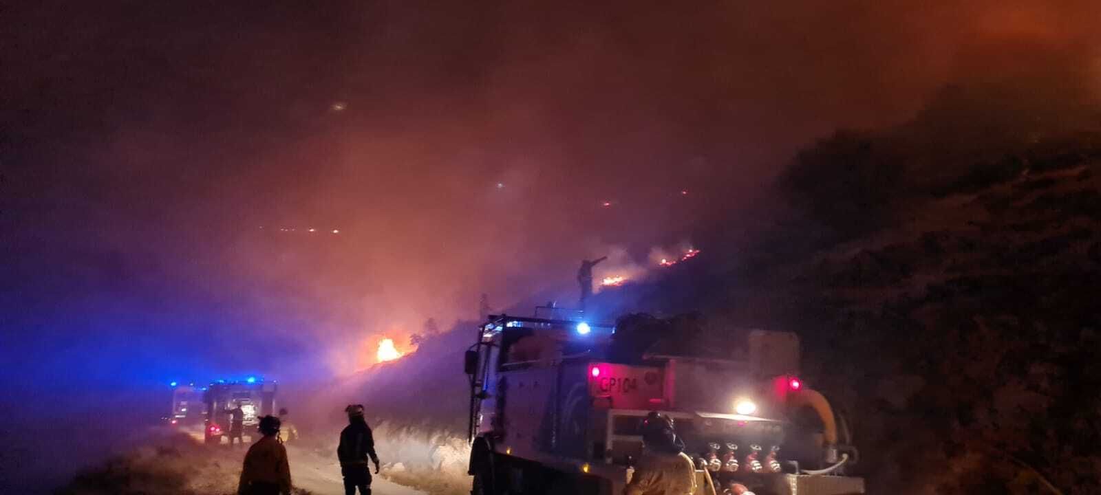 Así ha sido la lucha nocturna contra las llamas en el incendio forestal de la Sierra de Arana