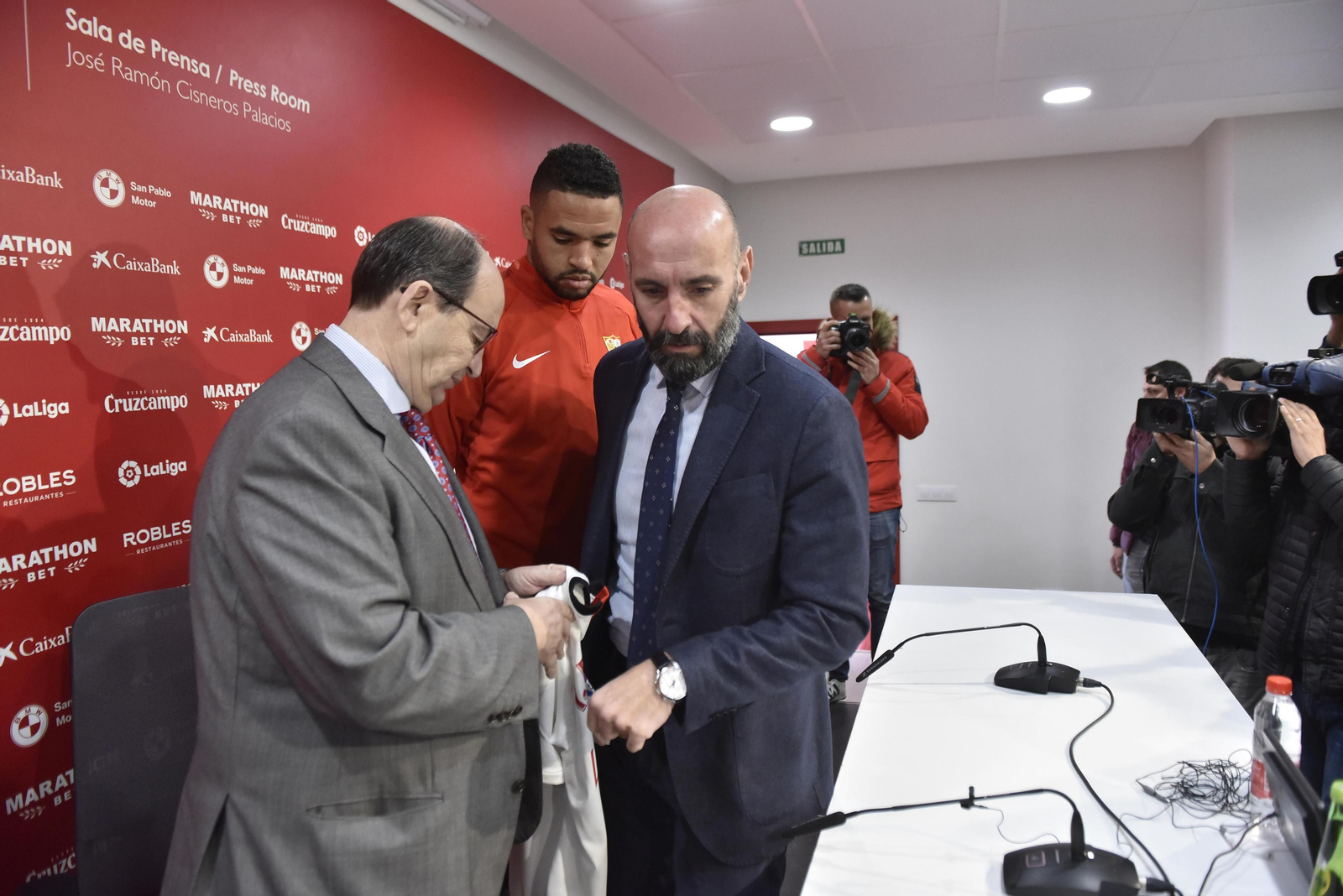 Monchi y José Castro en la presentación del último fichaje, En-Nesyri.
