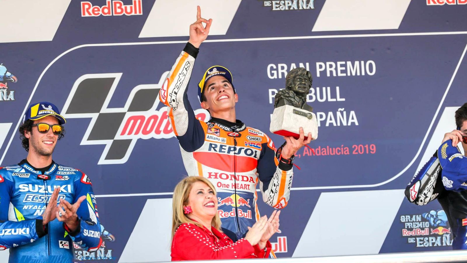 La alcaldesa, junto a Marc Márquez, que levanta el dedo al cielo dedicando el triunfo a Ángel Nieto.