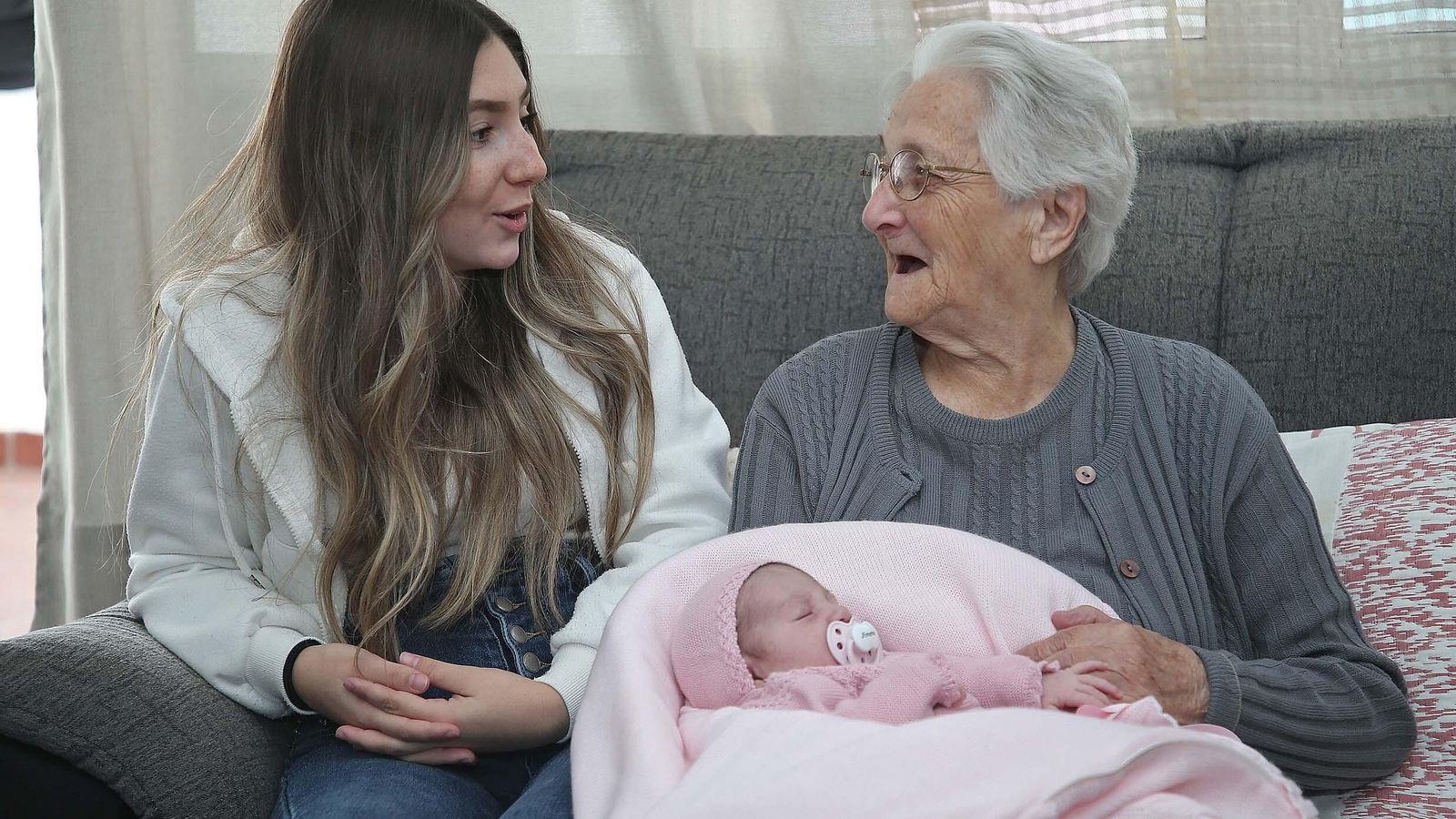 Paca Benítez ríe con su bisnieta, mientras su tataranieta duerme. Paca Benítez ríe con su bisnieta, mientras su tataranieta duerme.
