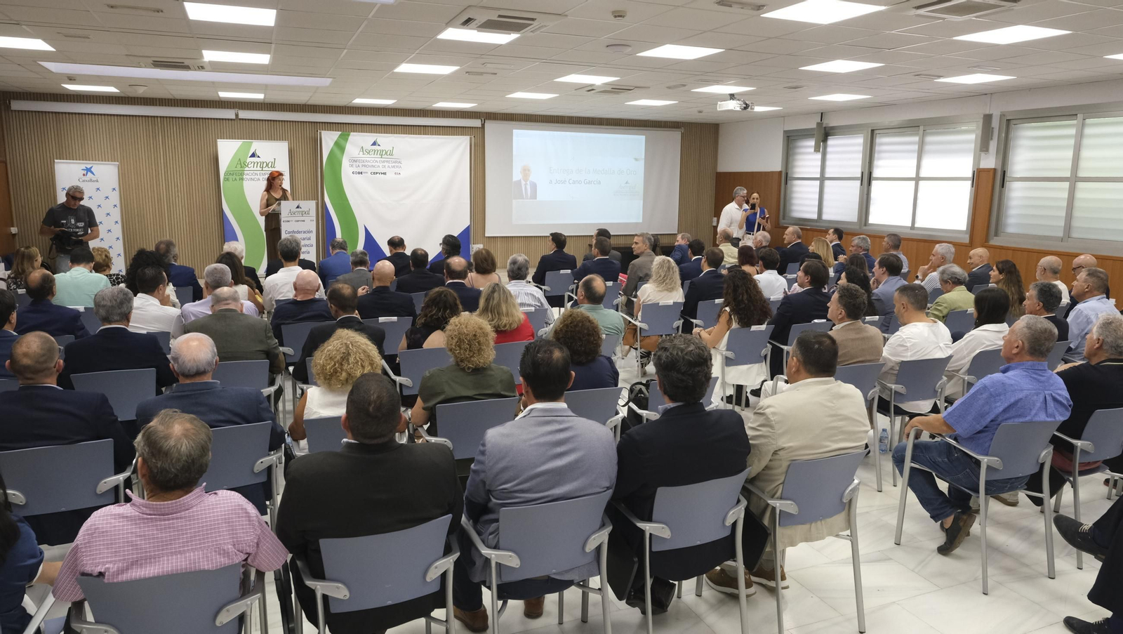 Medalla de Oro al ex Presidente de Asempal, Pepe Cano, en imágenes