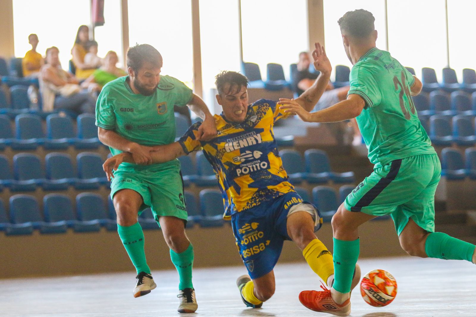 Un jugador del cuadro 'panadero' es sujetado por un brazo.