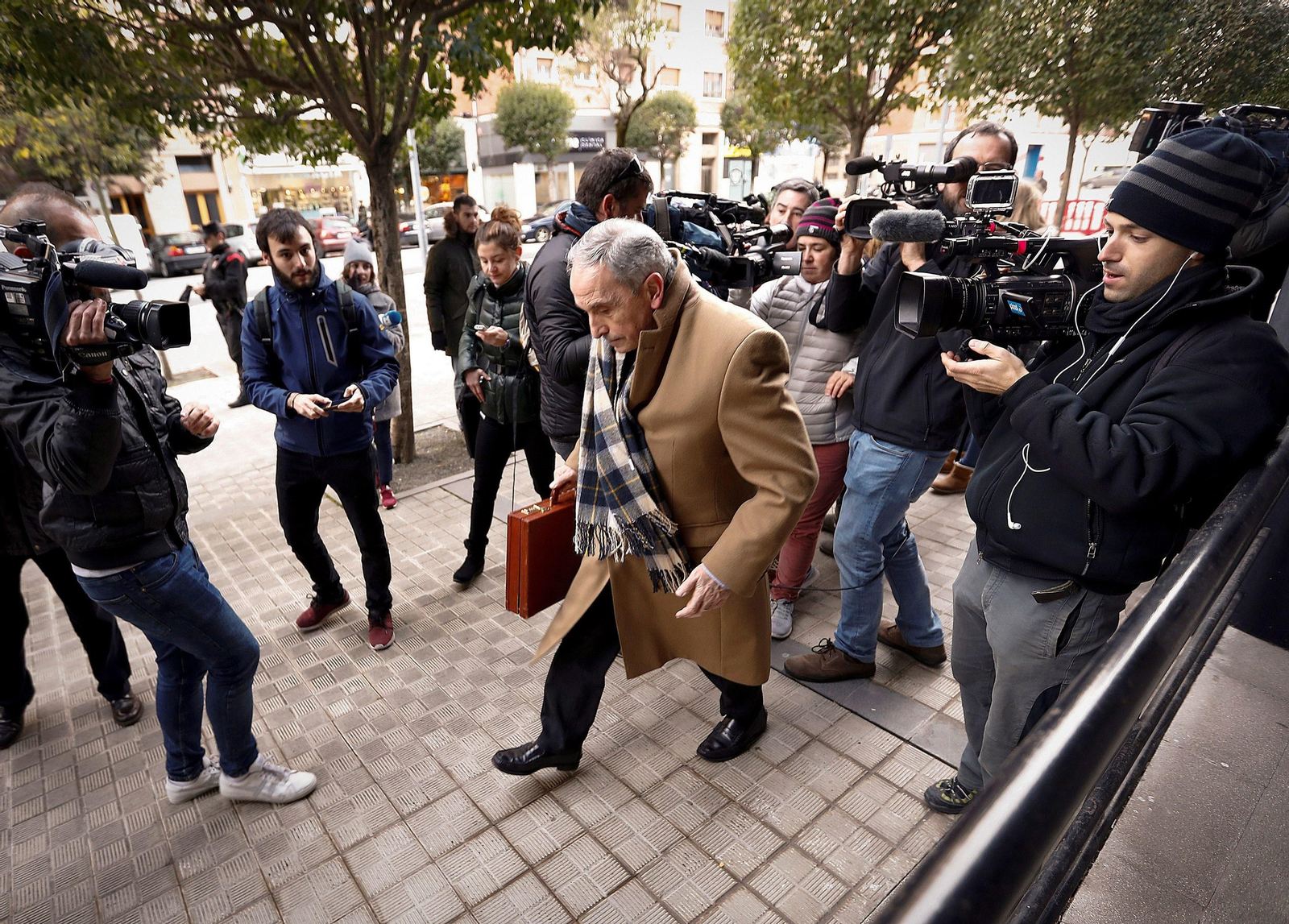 El abogado de la víctima a su llegada a la sede judicial de Pamplona