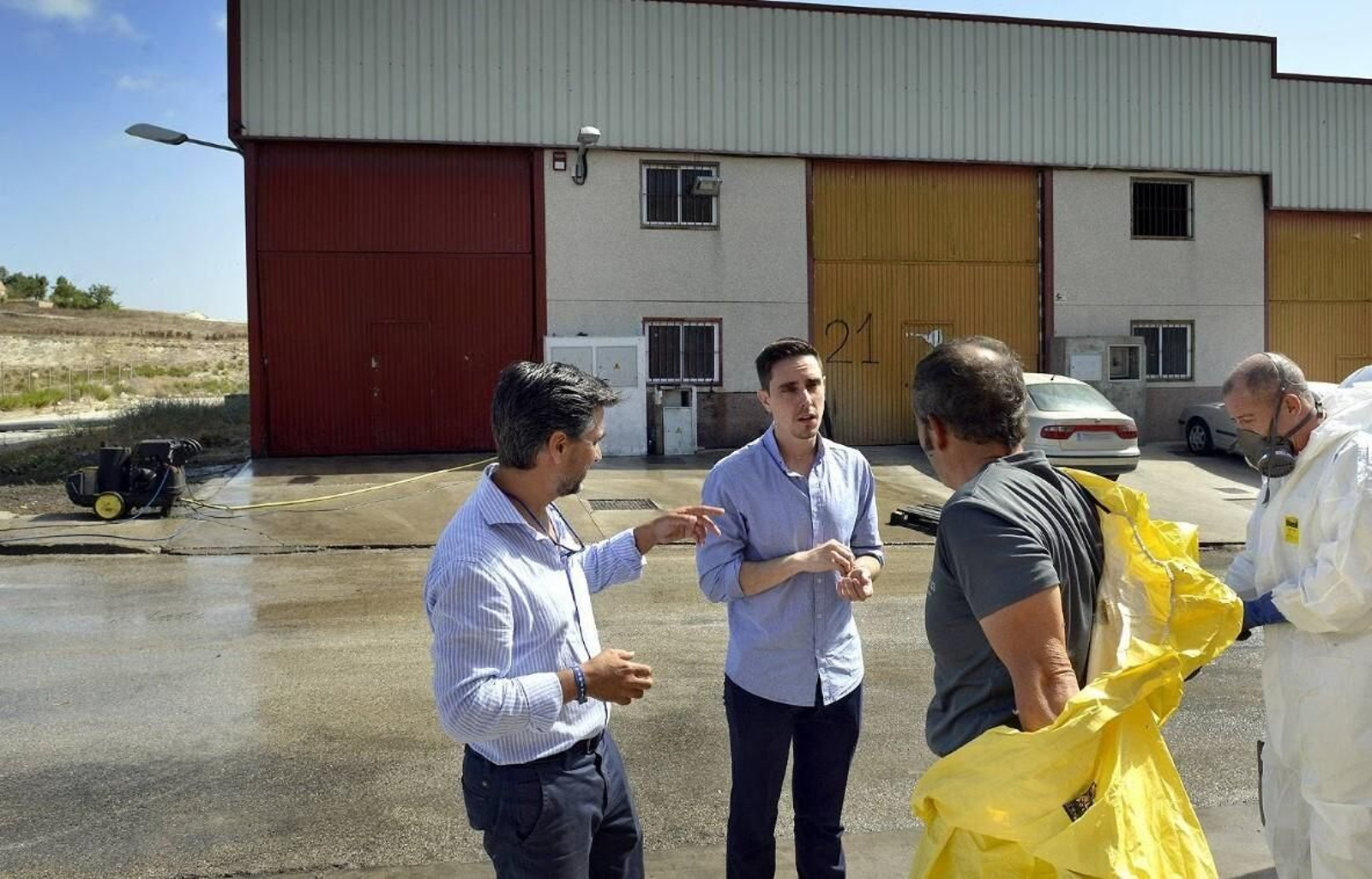 Responsables municipales durante las labores de limpieza del exterior del foco de la plaga de moscas.